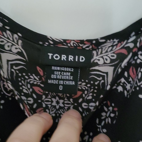 Torrid cold shoulder top - Picture 2 of 4